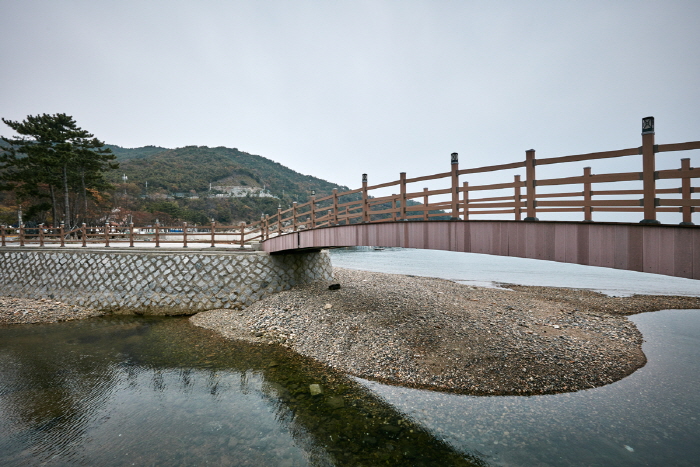 항도몽돌해수욕장과 항도방파제