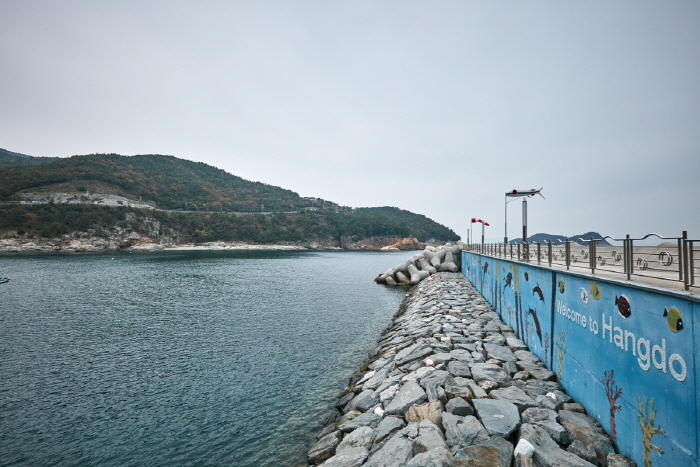 항도몽돌해수욕장과 항도방파제