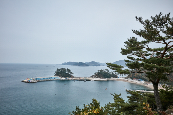 항도몽돌해수욕장과 항도방파제