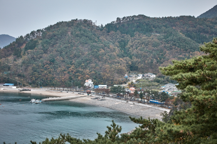 항도몽돌해수욕장과 항도방파제
