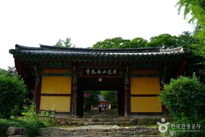 월출산과 백련사에서 바라다 보이는 한결같은 정경