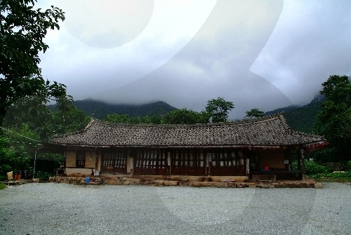 월출산과 백련사에서 바라다 보이는 한결같은 정경